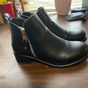 Dream Pairs black chelsea boots.